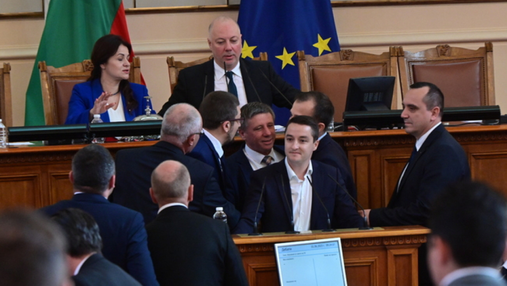 17 депутати са наказани с „порицание“ за вчерашния бой в парламента