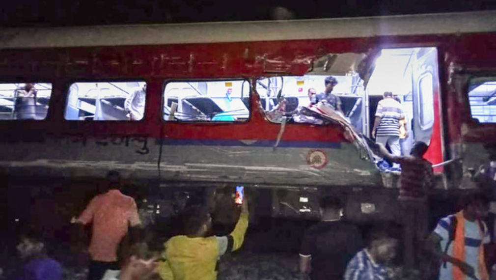 Най-малко 233-ма загинали при тежка влакова катастрофа в Индия