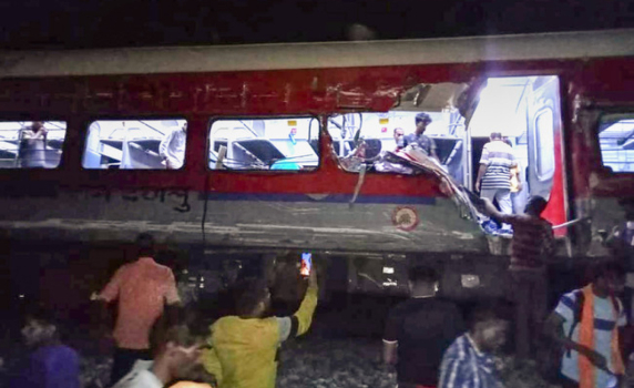 Най-малко 233-ма загинали при тежка влакова катастрофа в Индия