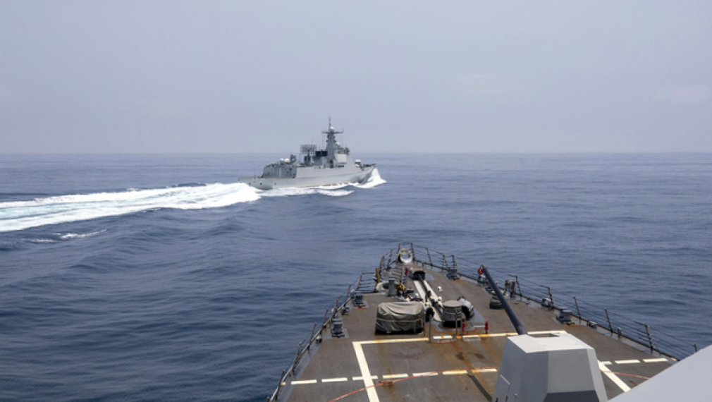 Китайски военен кораб премина на 130 м. пред американски разрушител