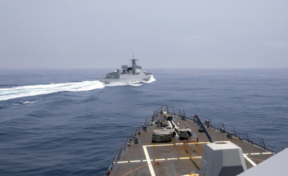 Китайски боен кораб пресече пътя на американски в Тайванския проток