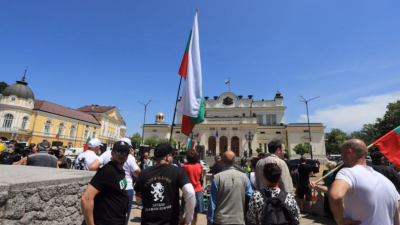 Партия Възраждане протестира пред парламента срещу правителството Денков Габриел По
