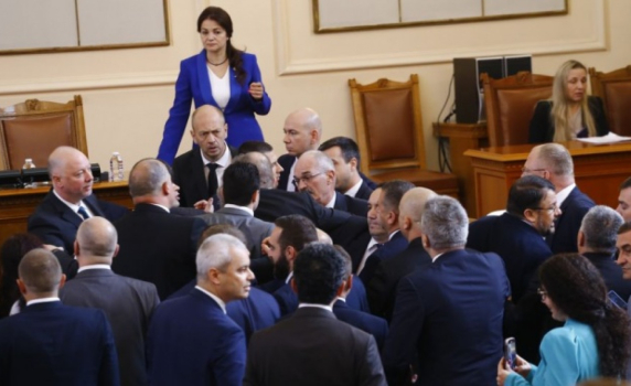 На живо от парламента - 7 юни, 2023 г.