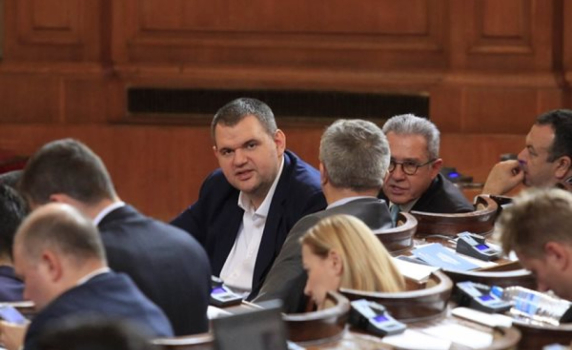 Пеевски стана член на комисията по конституционни въпроси