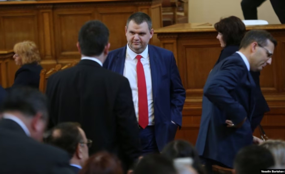 Лидерите на ПП-ДБ не събраха кураж да гласуват срещу Пеевски и се въздържаха