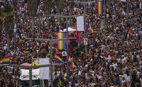 Десетки хиляди хора се събраха на гей парада в Тел Авив