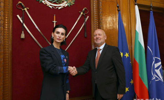 Тагарев пред украинската посланичка: България е готова да помогне за преодоляване на кризата с "Каховка"