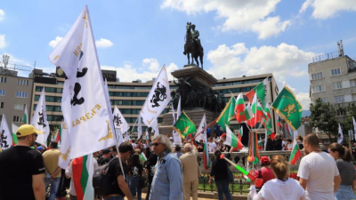 Два протеста срещу правителството проведоха пред парламента Единия е на Възраждане