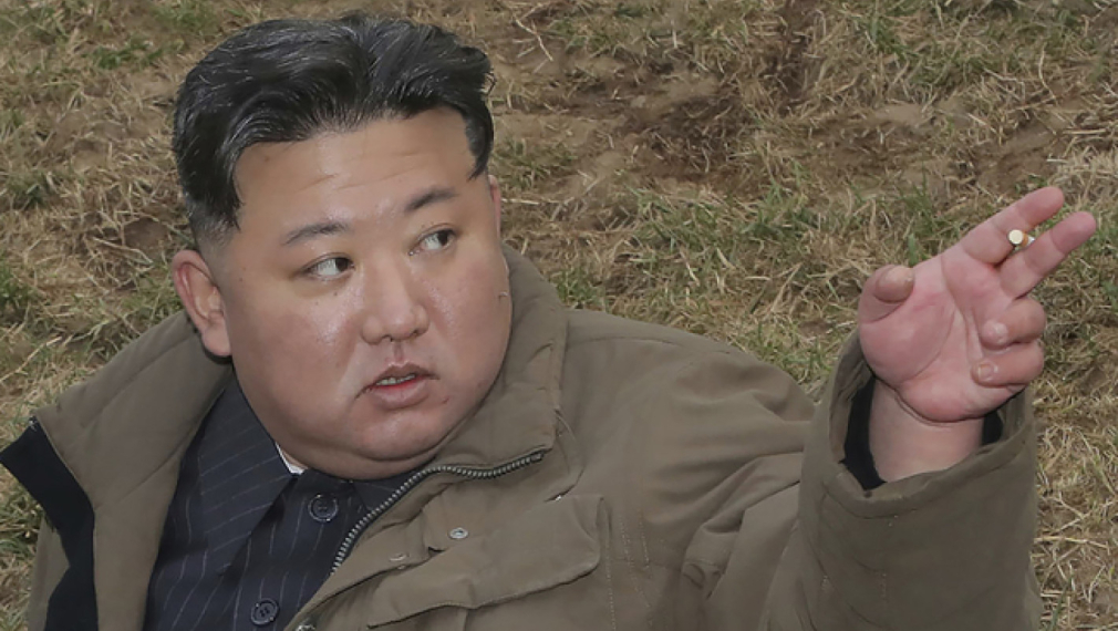 Севернокорейският лидер им Чен-ун се зарече да се държи ръка