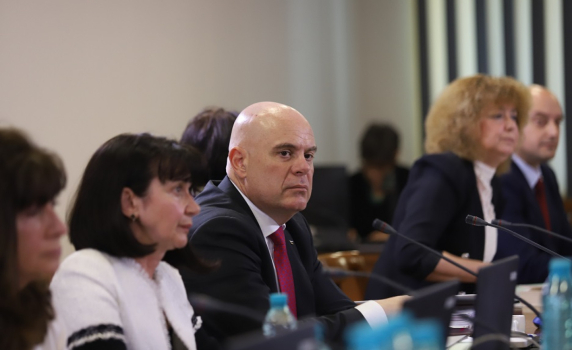 Гешев напусна заседанието на ВСС с намек към Борисов: Ще бъде интересно изказването ми утре, на 13.06