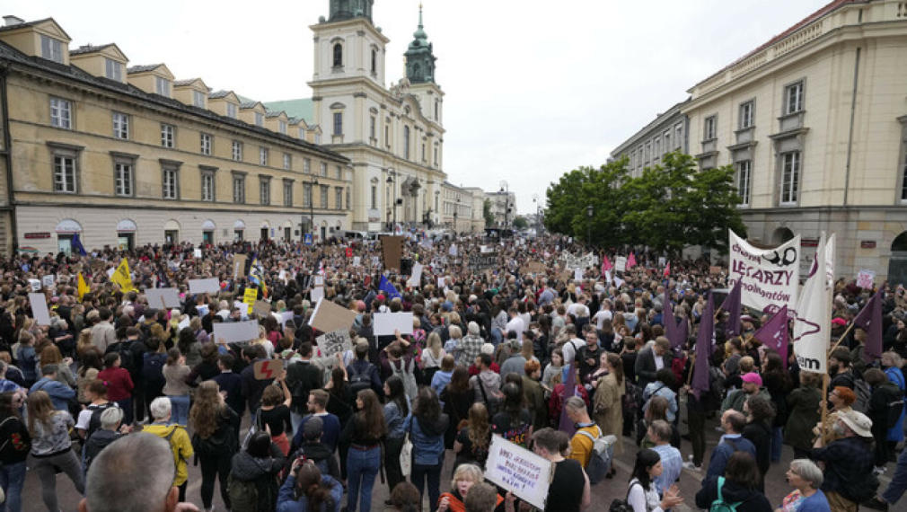 След смъртта на бременна хиляди хора протестираха в Полша срещу забраната на абортите