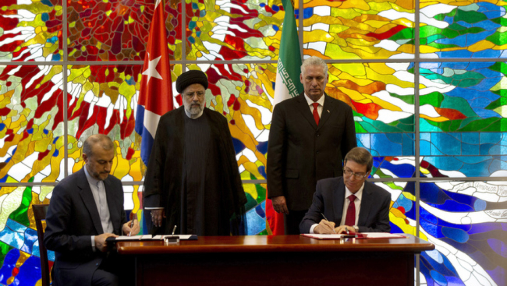 Иранският президент Ебрахим Раиси (прав вляво) и кубинският държавен глава