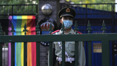 Китайски полицай пред шведското посолство в Пекин по време на