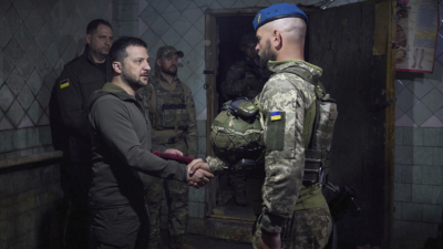 Президентът на Украйна Володимир Зеленски се ръкува с военнослужещ по