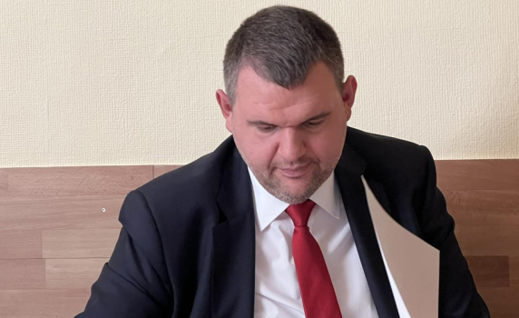 Пеевски предлага закон срещу руските инвестиции в България