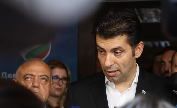 Кирил Петков се моли на ГЕРБ: Комуникацията може да почне и по телефона, не е казано да се видим