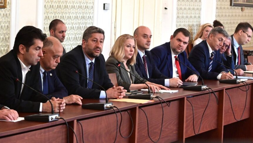 Христо Иванов, Пеевски, Борисов, Петков и министър Славов на лидерска среща за конституцията