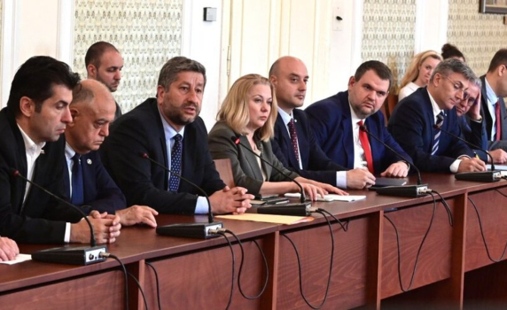 Христо Иванов, Пеевски, Борисов, Петков и министър Славов на лидерска среща за конституцията