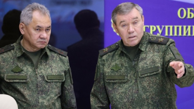Руският министър на отбраната Сергей Шойгу вляво заедно с началника