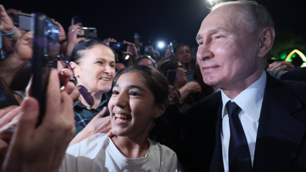 В Дагестан посрещнаха Путин като холивудска звезда - с писъци и селфита