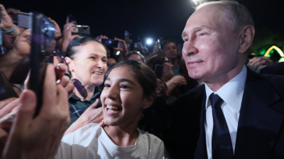 Руският президент Владимир Путин беше посрещнат като холивудска звезда в