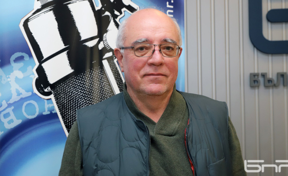 Кънчо Стойчев: Борисов е "бащата" на "групичката четвъртокласници" и им дава парите за кифли