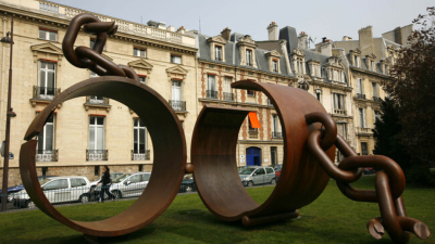 Паметникът Окови в Париж символизиращ освобождаването от робството Снимка АПНай висшият