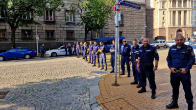 Засилени са мерките за сигурност в центъра на София Служители