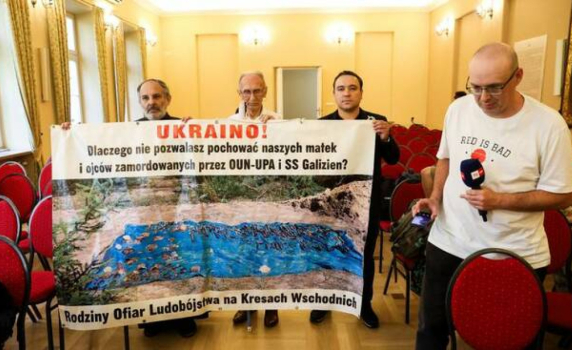 Повечето поляци смятат, че Украйна трябва да се извини за Волинското клане