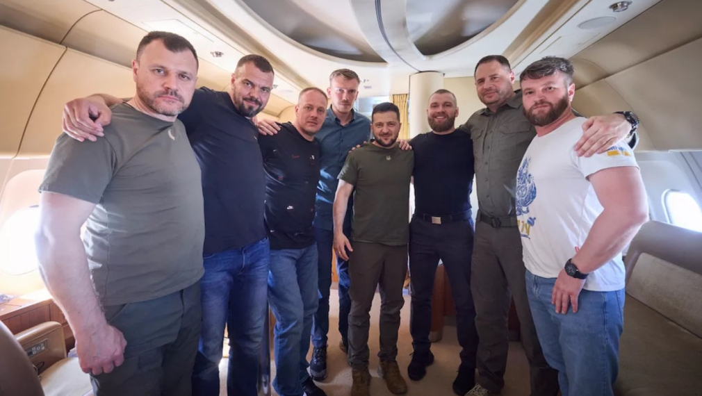 Зеленски върна в Украйна петима командири на батальона "Азов"