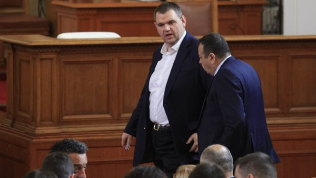 ДПС праща Пеевски в правната комисия в НС, Карадайъ напуска конституционната