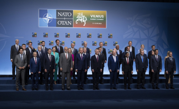 Бъдещето на Украйна е в НАТО, заявиха съюзниците, но няма да я поканят за член на алианса