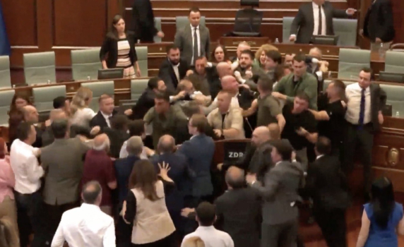 Бой между депутати в косовския парламент, след като заляха премиера с вода (видео)