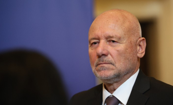 Задържаха мъж, заплашил с убийство министър Тагарев