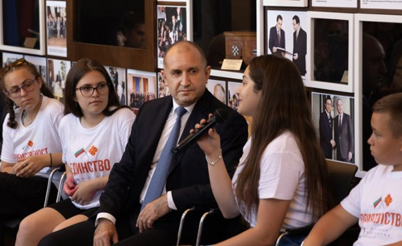 Скопие разследва среща на македонски деца с Румен Радев