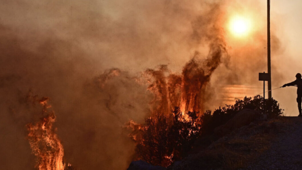Голям пожар, който гори на гръцкия остров Родос вече пети