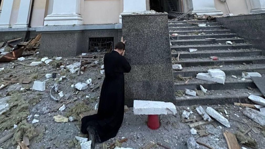 Поредна руска атака с пет вида ракети срещу Одеса, ударен е Спасо-Преображенският събор