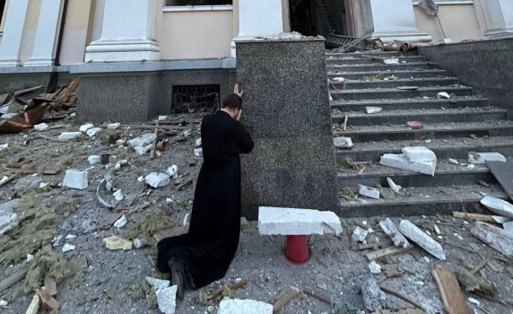 Поредна руска атака с пет вида ракети срещу Одеса, ударен е Спасо-Преображенският събор