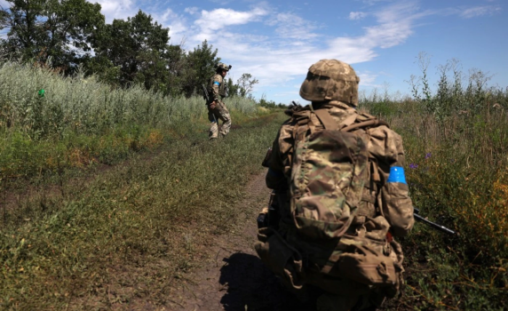 Украински войници пред "Киев пост": Духът ни е много нисък. За всеки 100 метра земя, губим 4-5 мъже, хвърлят ни напред като месо