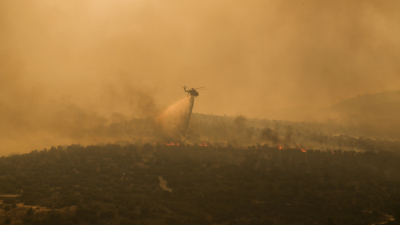 Хиляди туристи и жители бягащи от горски пожар на гръцкия