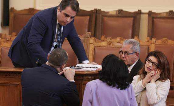 Фирмите с над 100 служители ще изплащат заплати само по банков път