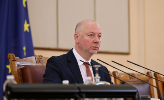 Депутатите приеха бюджета след 20-часово заседание