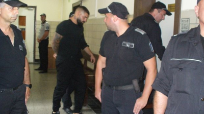 Обвиняемият Георги Георгиев влезе под охрана в съдебната зала където