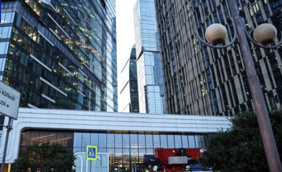 Дрон се вряза в бизнес сграда в Москва
