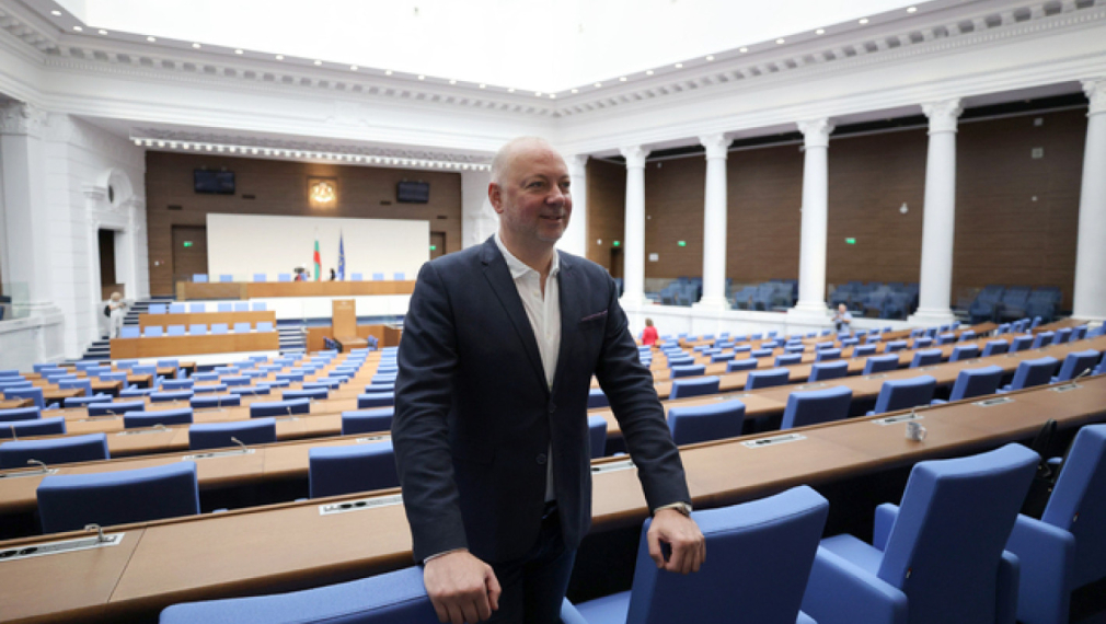 От септември парламентът мести заседанията си в бившия Партиен дом