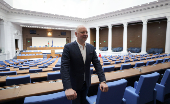 От септември парламентът мести заседанията си в бившия Партиен дом