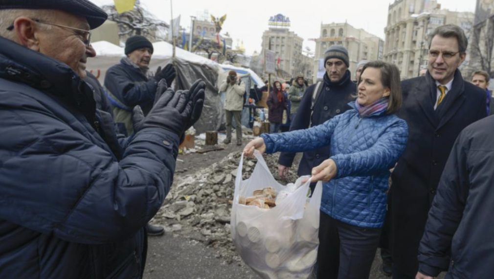 Виктор Нюланд на протестите в Киев през 2013 г.Говорителката на