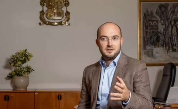 Георги Георгиев: Странно е една от най-големите строителни компании да не може да подреди 2000 кв.м жълти павета
