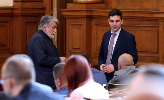"Възраждане": Никола Минчев ще си подаде ли оставката след одобрителния смях и приятелското потупване по рамото на Вежди Рашидов?
