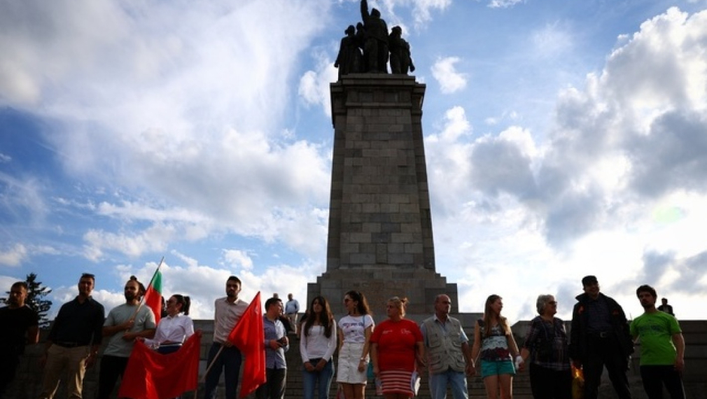 Представители на Възраждане“ и БСП за България“ дойдоха пред Паметника